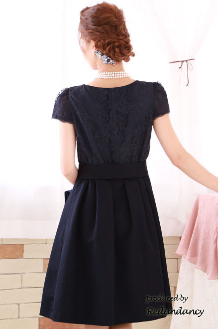 ネイビーの胸元レースAラインドレス