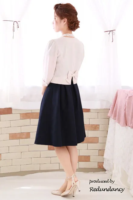 ネイビーの胸元レースAラインドレス