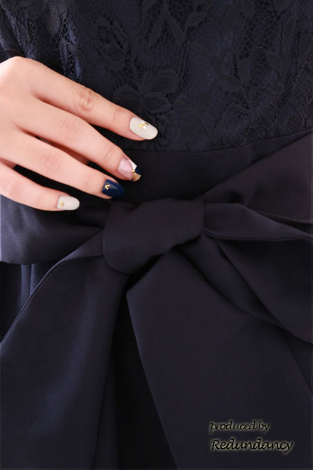 ネイビーの胸元レースAラインドレス