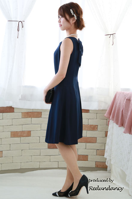 ネイビーのリボンピン付きシンプルドレス
