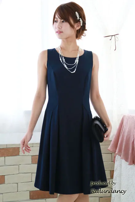 ネイビーのリボンピン付きシンプルドレス
