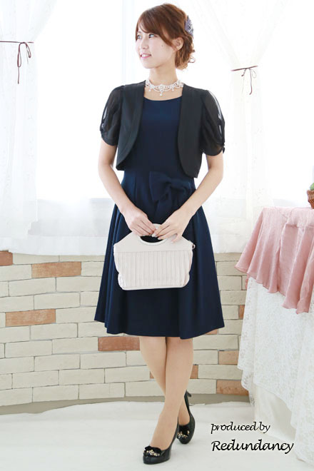 ネイビーのリボンピン付きシンプルドレス