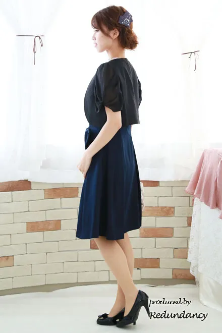 ネイビーのリボンピン付きシンプルドレス