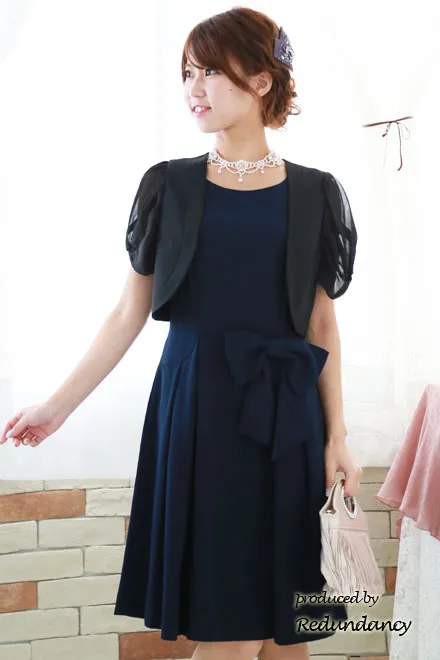 ネイビーのリボンピン付きシンプルドレス