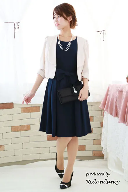 ネイビーのリボンピン付きシンプルドレス