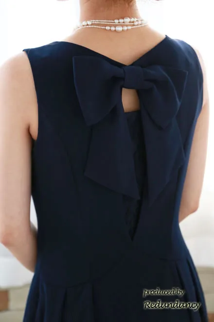 ネイビーのリボンピン付きシンプルドレス