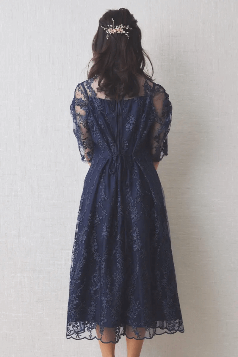 ネイビーの花柄刺繍ミディ丈ドレス