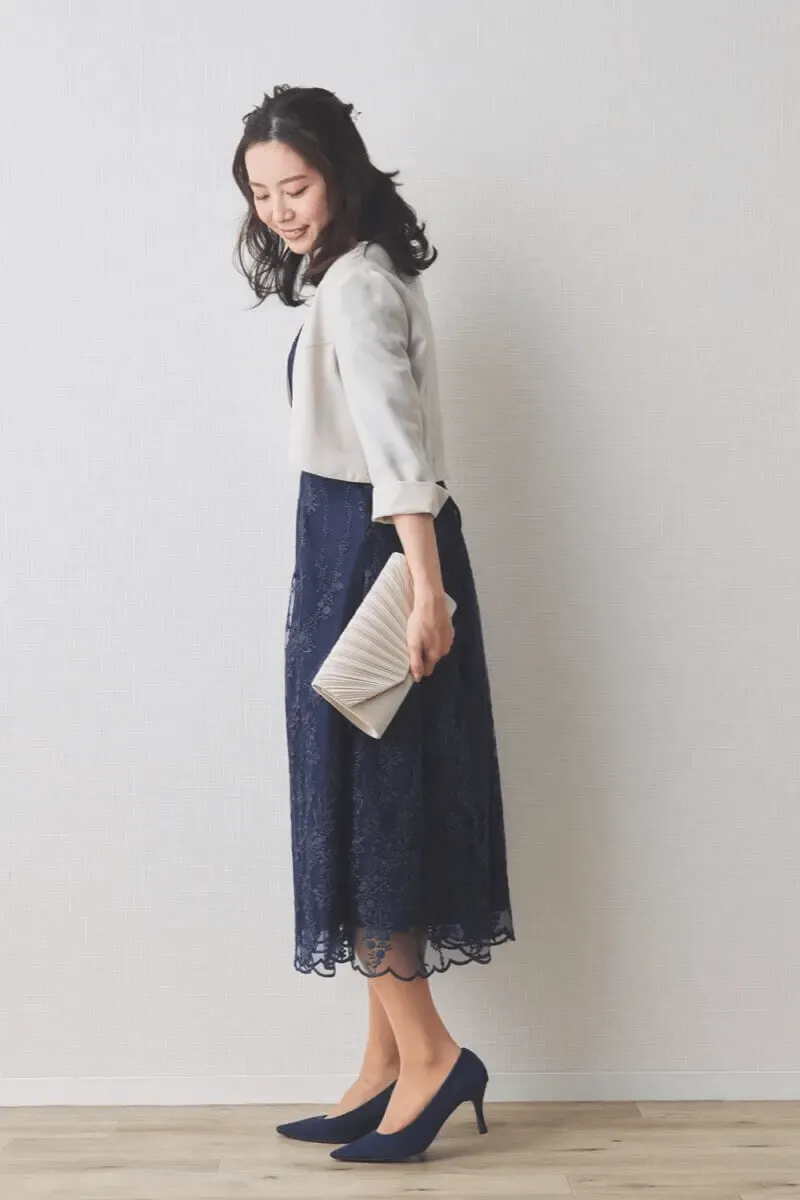 ネイビーの花柄刺繍ミディ丈ドレス