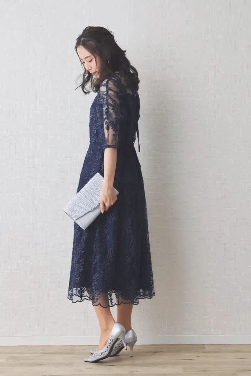 ネイビーの花柄刺繍ミディ丈ドレス