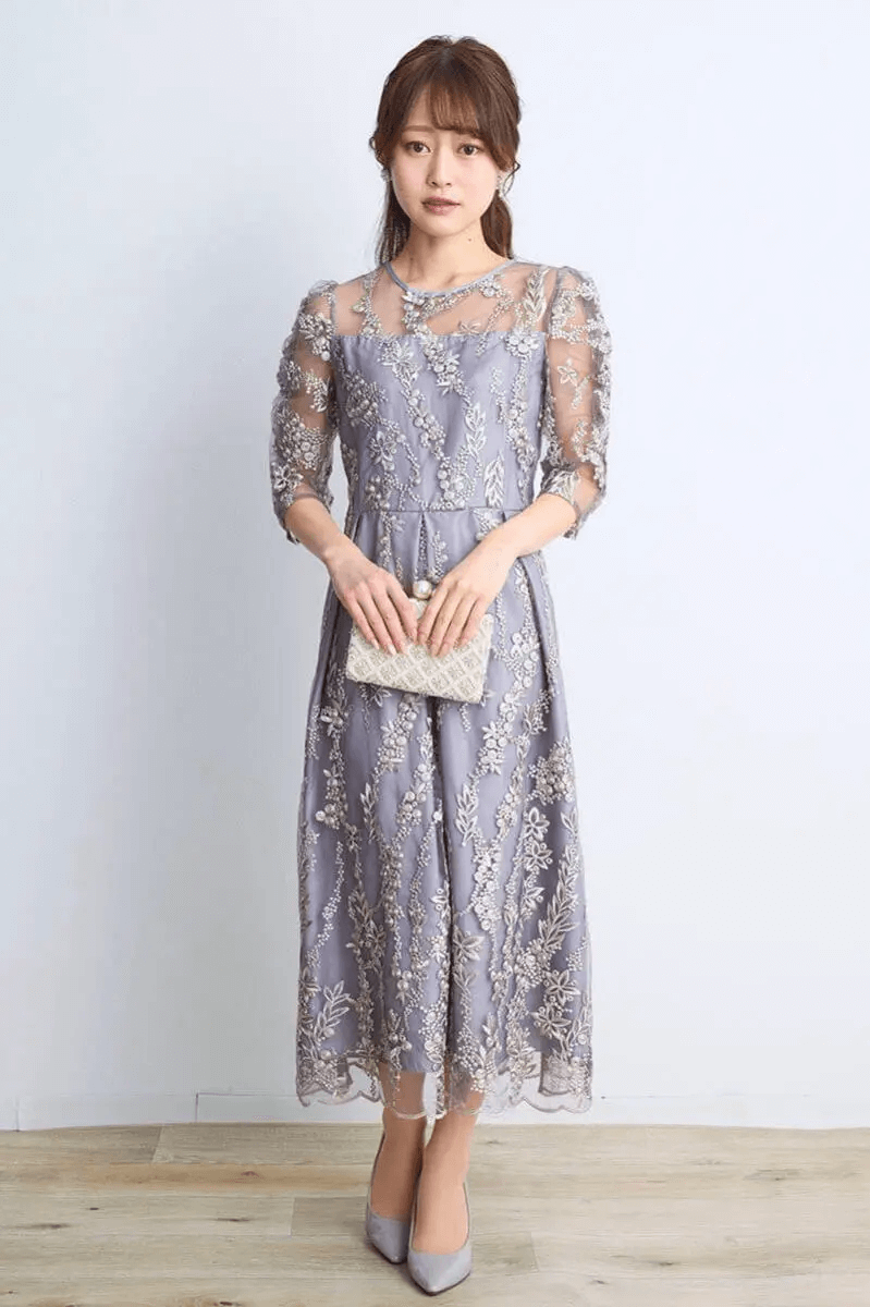 シルバーグレーの花柄刺繍ミディ丈ドレス