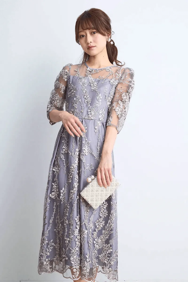 シルバーグレーの花柄刺繍ミディ丈ドレス