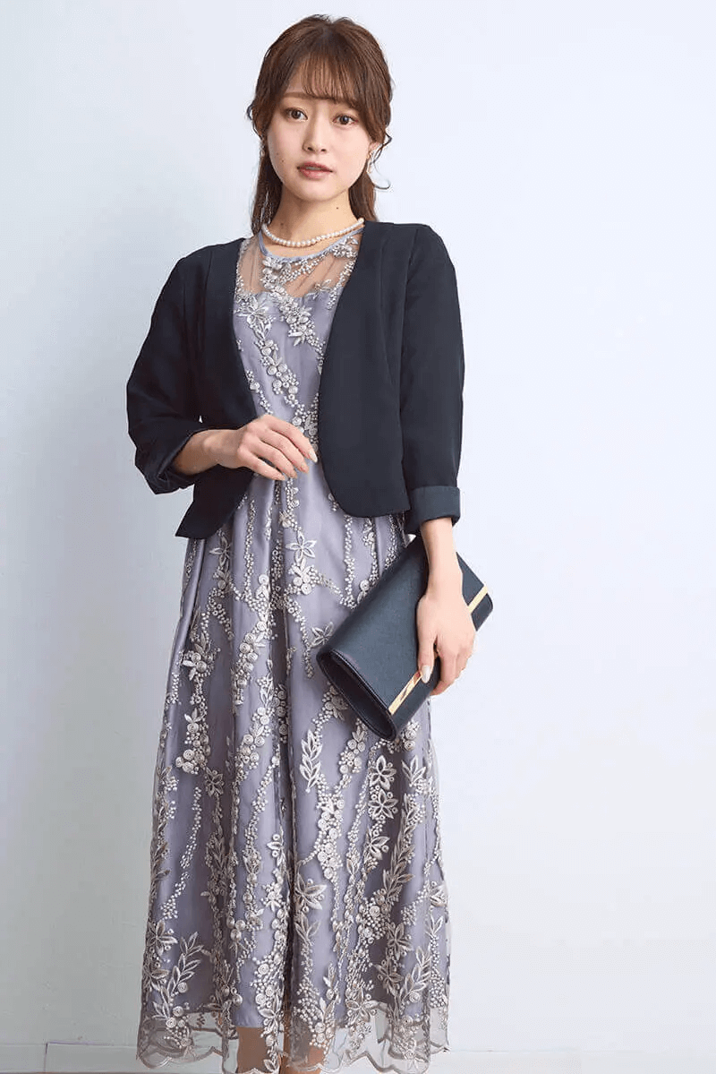 シルバーグレーの花柄刺繍ミディ丈ドレス