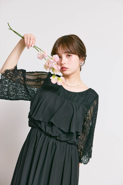 ブラックの授乳口付きフレアレーススリーブドレス