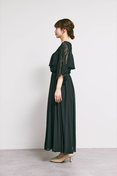 ブラックの授乳口付きフレアレーススリーブドレス