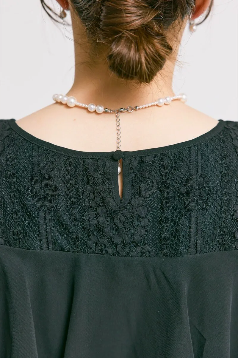 ブラックの授乳口付きフレアレーススリーブドレス