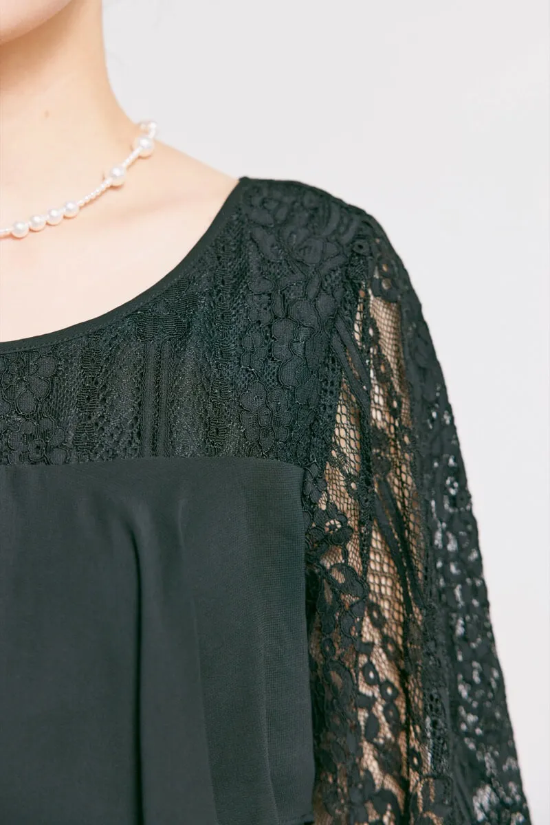 ブラックの授乳口付きフレアレーススリーブドレス