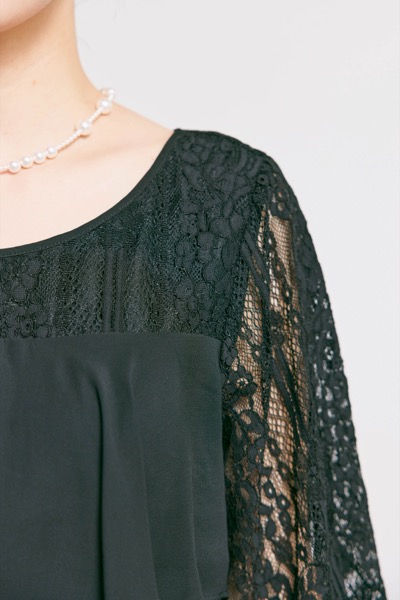 ブラックの授乳口付きフレアレーススリーブドレス