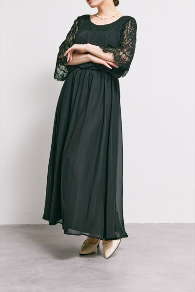 ブラックの授乳口付きフレアレーススリーブドレス