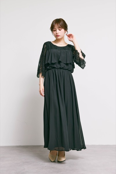 ブラックの授乳口付きフレアレーススリーブドレス