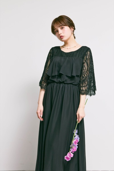 ブラックの授乳口付きフレアレーススリーブドレス