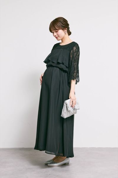 ブラックの授乳口付きフレアレーススリーブドレス