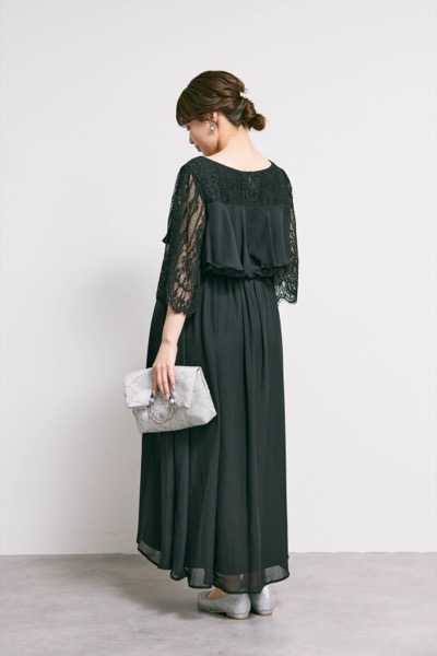 ブラックの授乳口付きフレアレーススリーブドレス