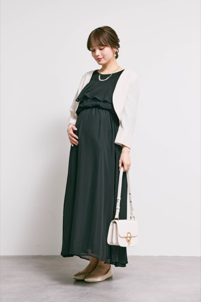 ブラックの授乳口付きフレアレーススリーブドレス