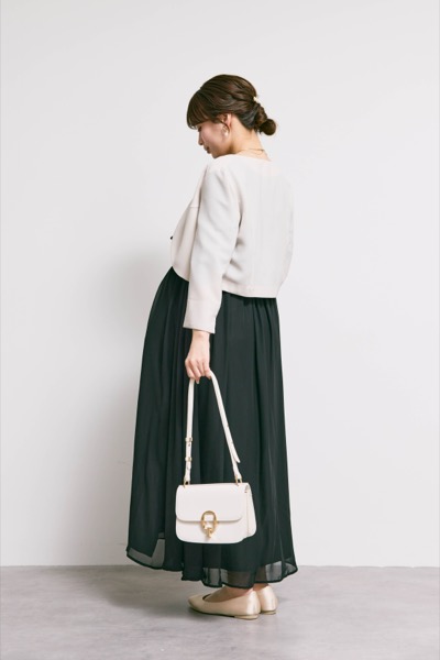 ブラックの授乳口付きフレアレーススリーブドレス