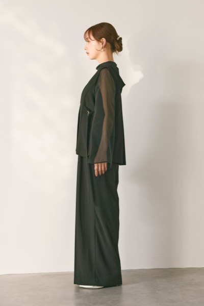 ブラックのアーバンレイヤーオールインワンスーツ