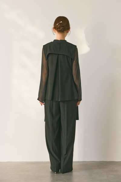 ブラックのアーバンレイヤーオールインワンスーツ