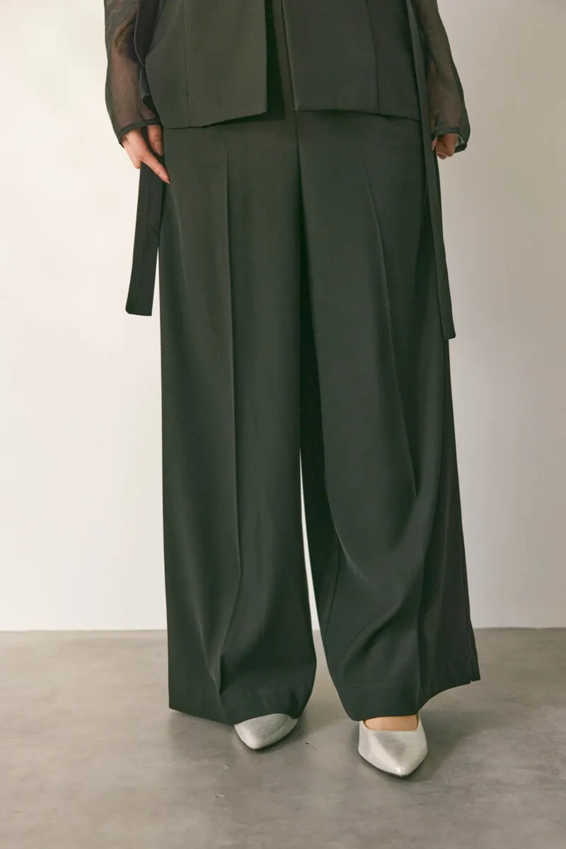 ブラックのアーバンレイヤーオールインワンスーツ