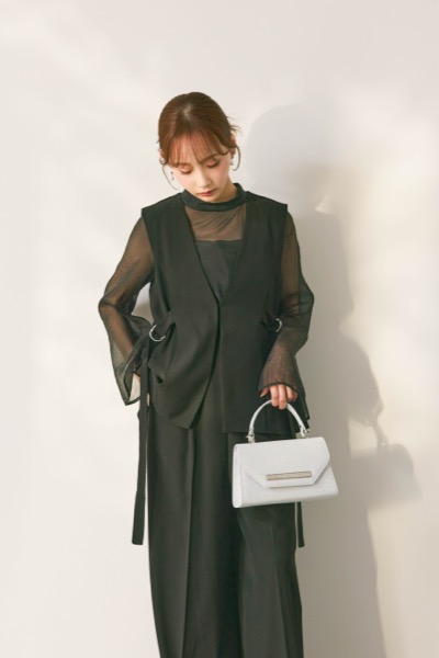 ブラックのアーバンレイヤーオールインワンスーツ