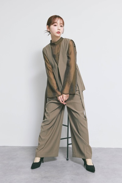 ブラウンのアーバンレイヤーオールインワンスーツ