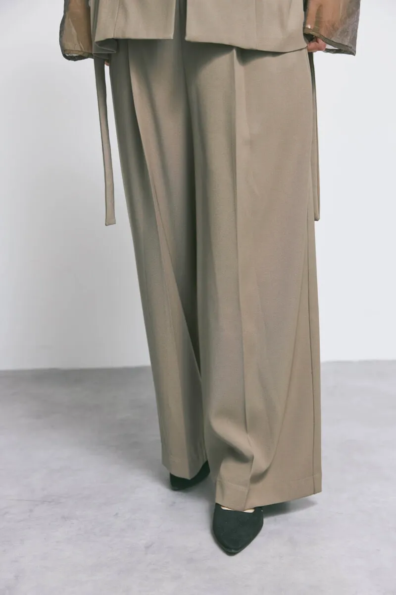 ブラウンのアーバンレイヤーオールインワンスーツ