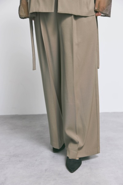 ブラウンのアーバンレイヤーオールインワンスーツ