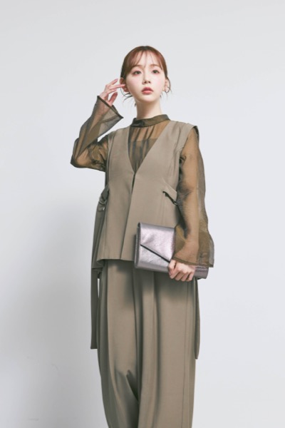 ブラウンのアーバンレイヤーオールインワンスーツ