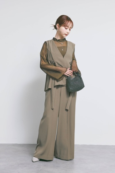 ブラウンのアーバンレイヤーオールインワンスーツ