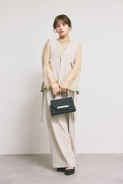 ベージュのアーバンレイヤーオールインワンスーツ