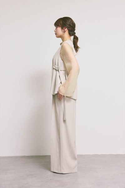 ベージュのアーバンレイヤーオールインワンスーツ