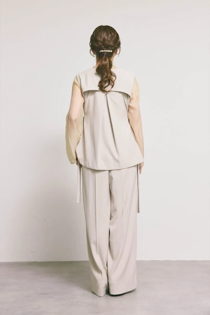 ベージュのアーバンレイヤーオールインワンスーツ