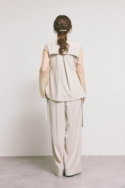 ベージュのアーバンレイヤーオールインワンスーツ