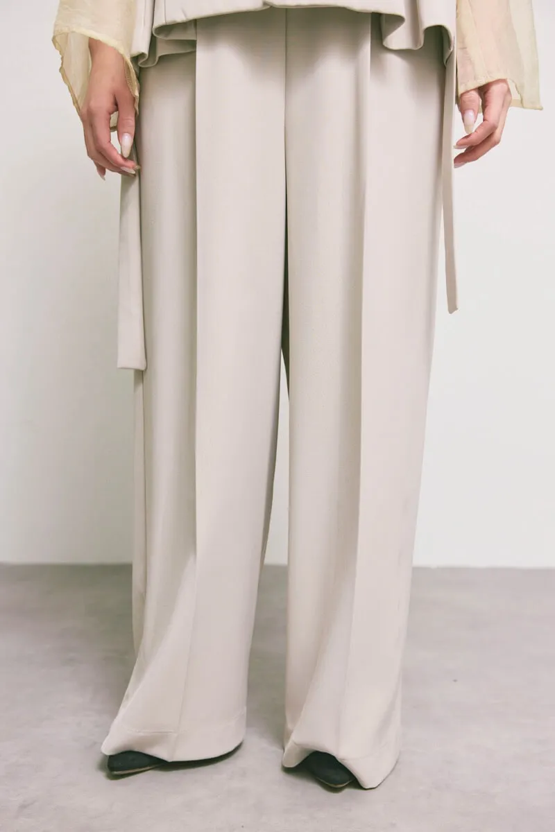 ベージュのアーバンレイヤーオールインワンスーツ