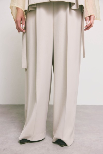 ベージュのアーバンレイヤーオールインワンスーツ