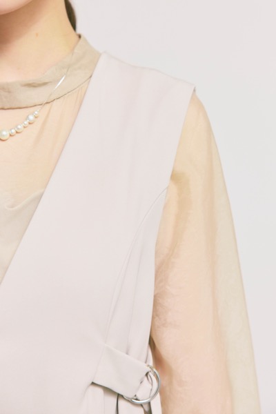 ベージュのアーバンレイヤーオールインワンスーツ