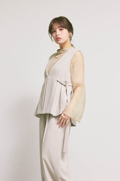 ベージュのアーバンレイヤーオールインワンスーツ