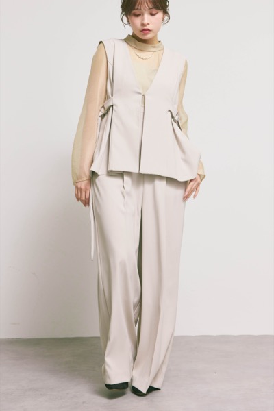 ベージュのアーバンレイヤーオールインワンスーツ