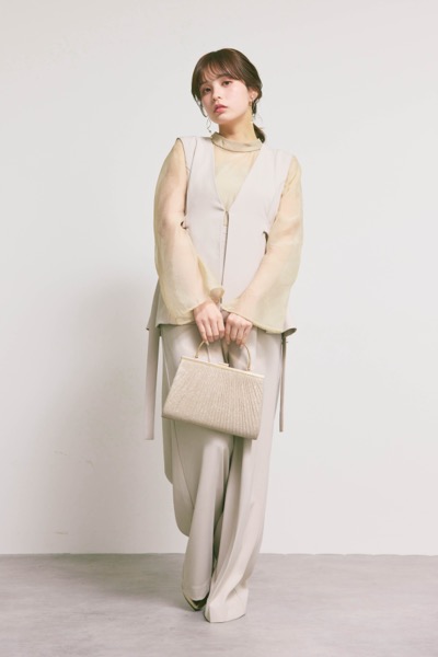 ベージュのアーバンレイヤーオールインワンスーツ