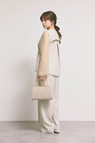 ベージュのアーバンレイヤーオールインワンスーツ