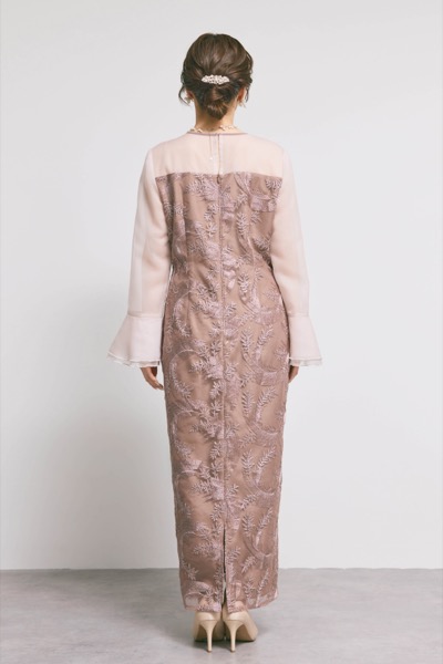 ピンクベージュのリーフレースIラインドレス