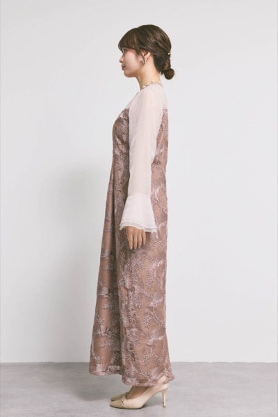 ピンクベージュのリーフレースIラインドレス